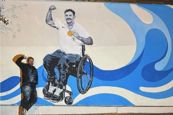 Ο χρυσός Αντώνης Τσαπατάκης έγινε τοιχογραφία σε Δημοτικό Σχολείο του Ευόσμου
